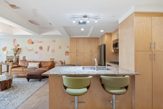 Building Photo - 7121 E Rancho Vista Dr