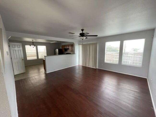 Building Photo - Nice, Roomy & Ready! 3 Bedroom 2.5 Bath in...