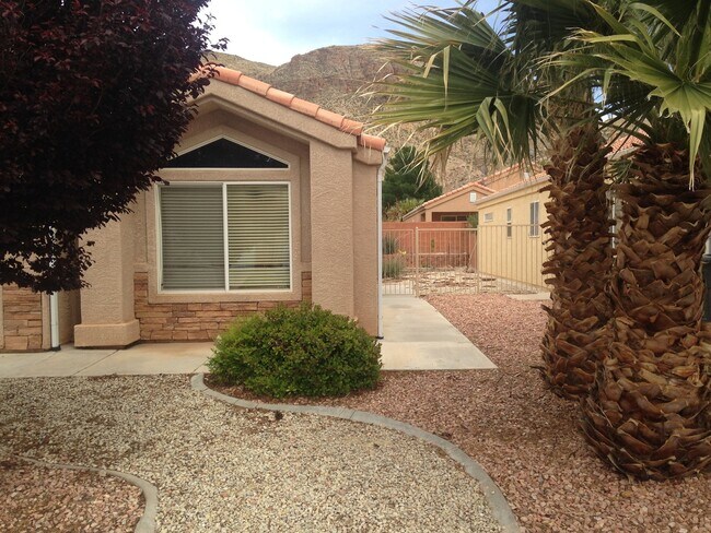 Foto del edificio - Home for rent in Rainbow Canyon
