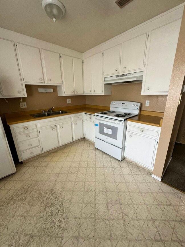 Building Photo - 56 Lark Center Dr