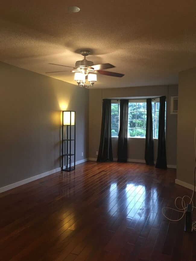 Building Photo - Healani Gardens-2 bed, 2 bath, 2 parking!