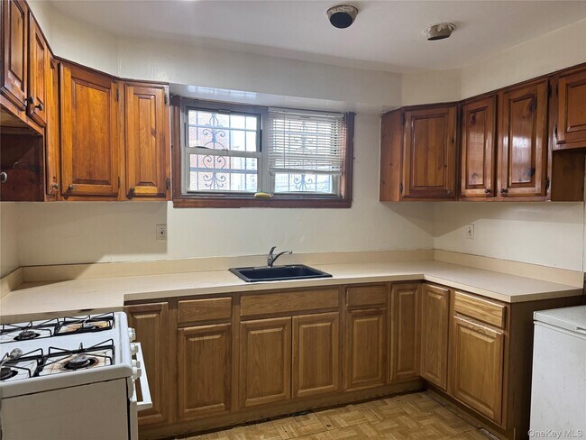 Foto del edificio - 4557 White Plains Rd