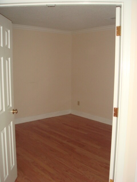 Foto del edificio - Charming 2-Bedroom Oasis with Screened Porch in Colony Lake