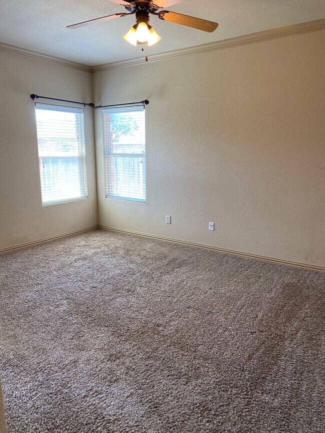 Building Photo - Beautiful Home with a Den