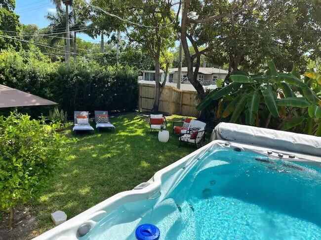 outside area - 1406 Coolidge St