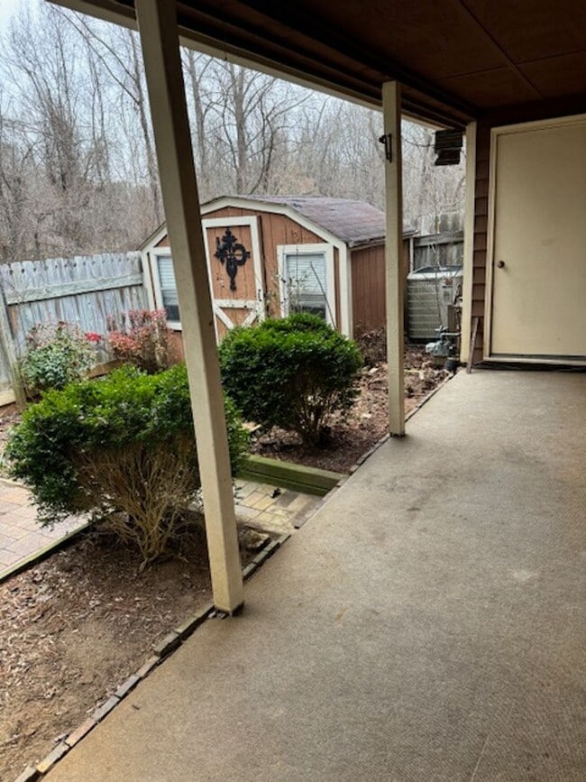 Building Photo - 500 Rock Cliff Ct