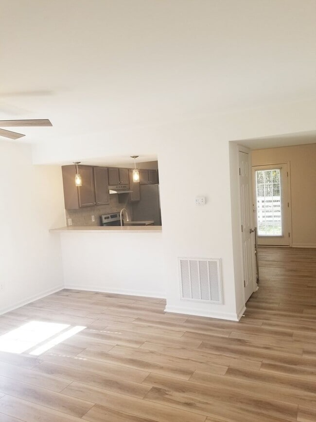 Building Photo - Nice Two Bedroom Townhouse Close to Libert...