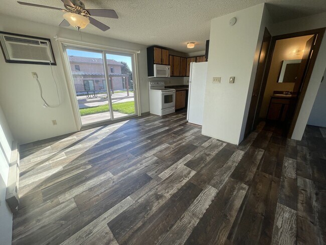 Foto del edificio - Two bedroom, one and bathroom townhome loc...