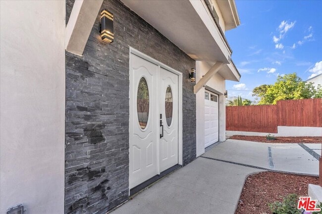 Building Photo - 10347 Hillhaven Ave