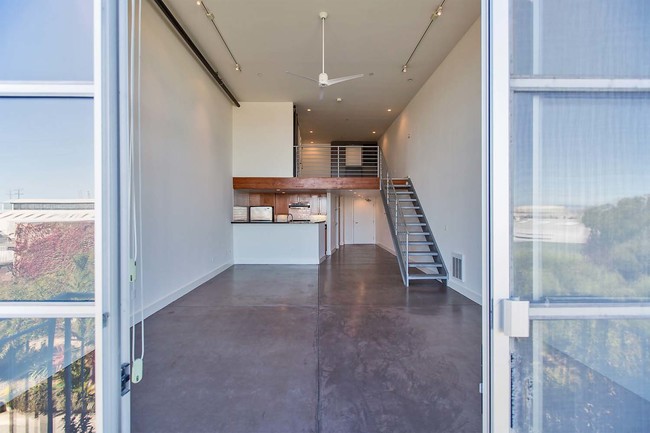 Building Photo - Renovated Dogpatch Loft