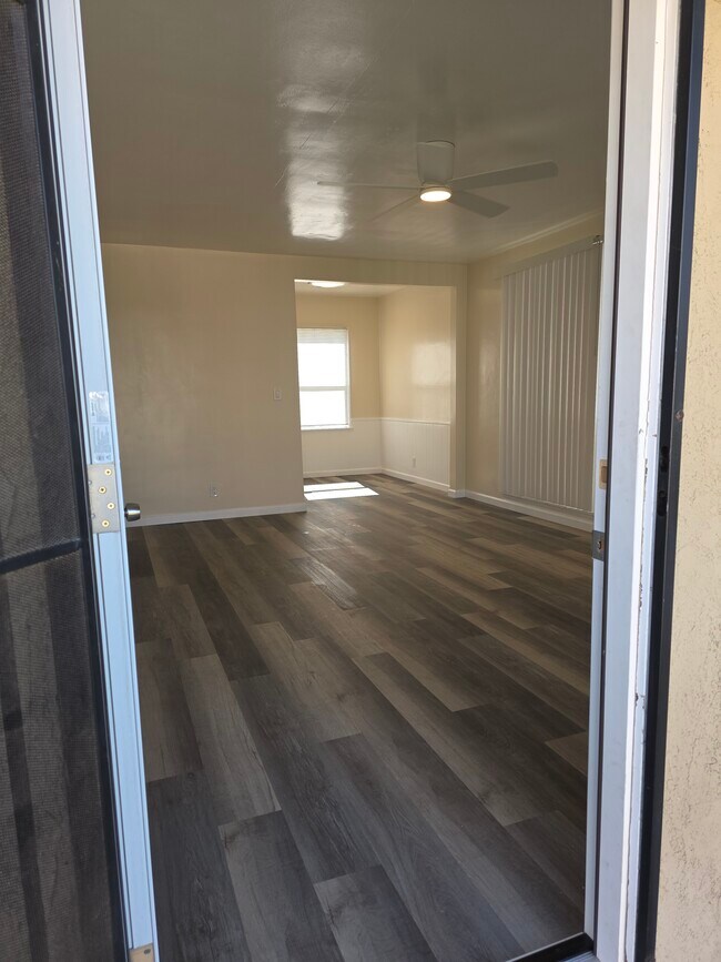 Foto del edificio - 15726 Halldale Ave