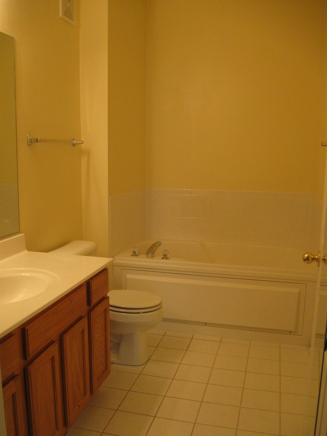 Building Photo - 331 Abington Woods Dr
