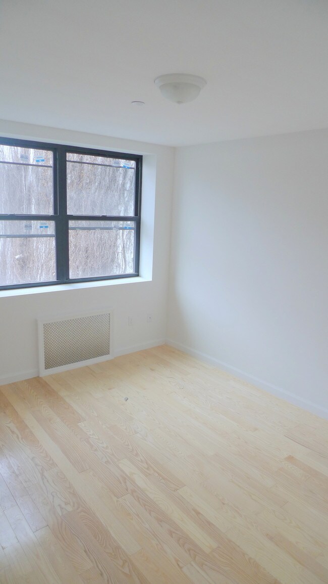 Building Photo - 1044 47th Ave