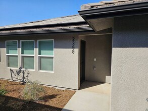 Building Photo - 2404-2404 Oakmont Cir
