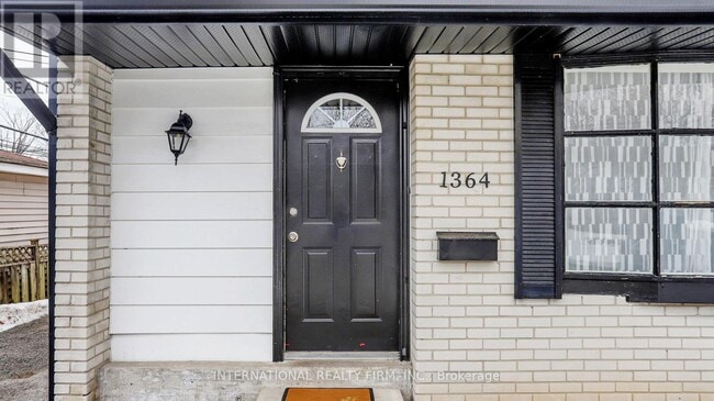 Building Photo - 1364 Lakefield St