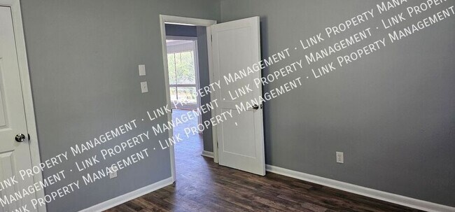 Foto del edificio - Fresh Painted 3 BR 1.5 BA in Red Bank for ...