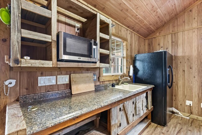 Foto del edificio - Fully Furnished Hill Country Cabin with Loft & Country Views