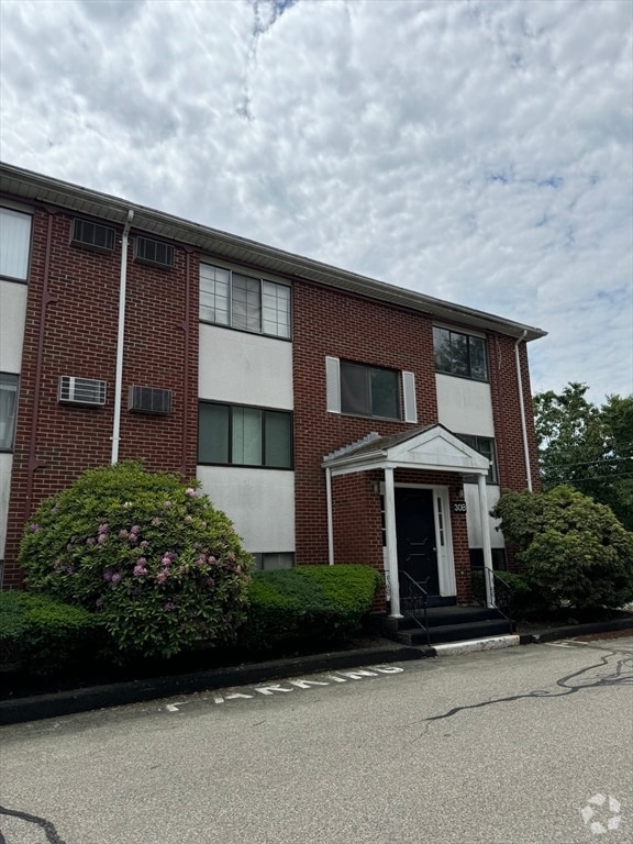 Building Photo - 30 Colonial Dr