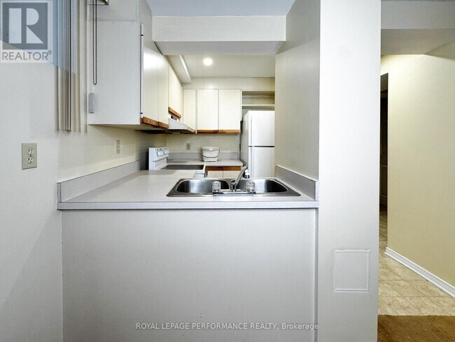 Building Photo - 144 Keefer St