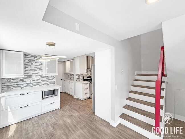Foto del edificio - Sophisticated 2BD/2.5BA City Heights Home with Private Deck, Canyon Views & Soaking Tub