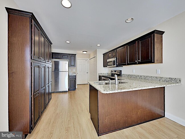 Building Photo - 125 Surrey Ct