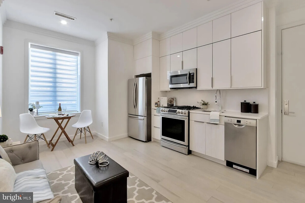 Foto principal - 3527 14th St NW