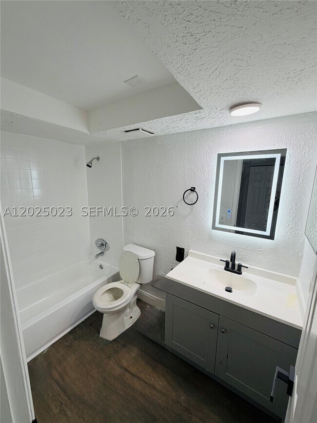 Foto del edificio - 351 NW 42nd St