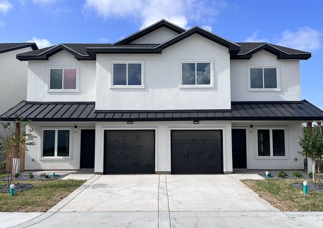 Building Photo - Luxury Townhome In Gated Community (Close ...