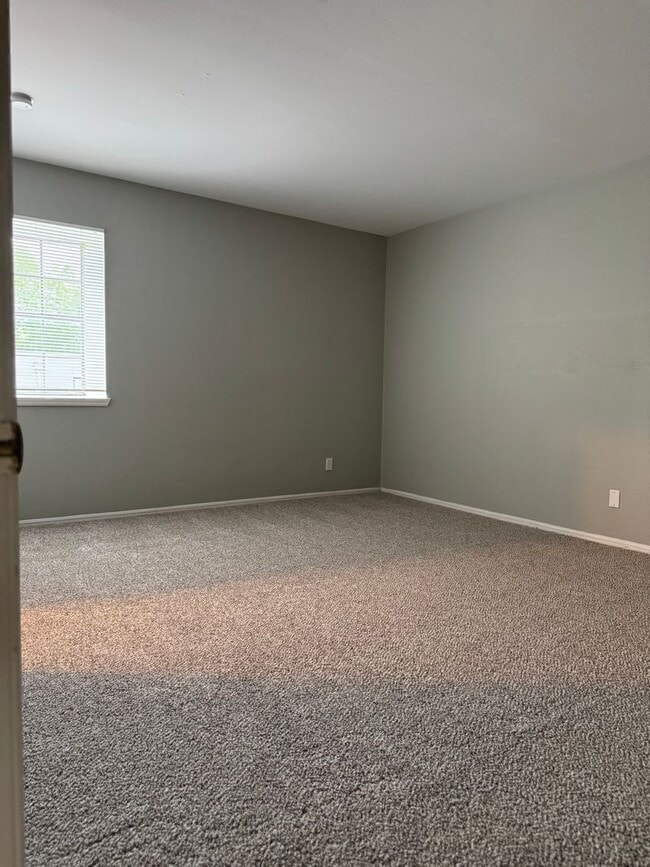 Building Photo - 1 Bedroom 1 Bath Apartment Available