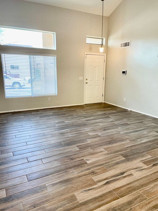 Building Photo - Beautifully renovated 3 bedroom/2.5 bathroom home in Tolleson!