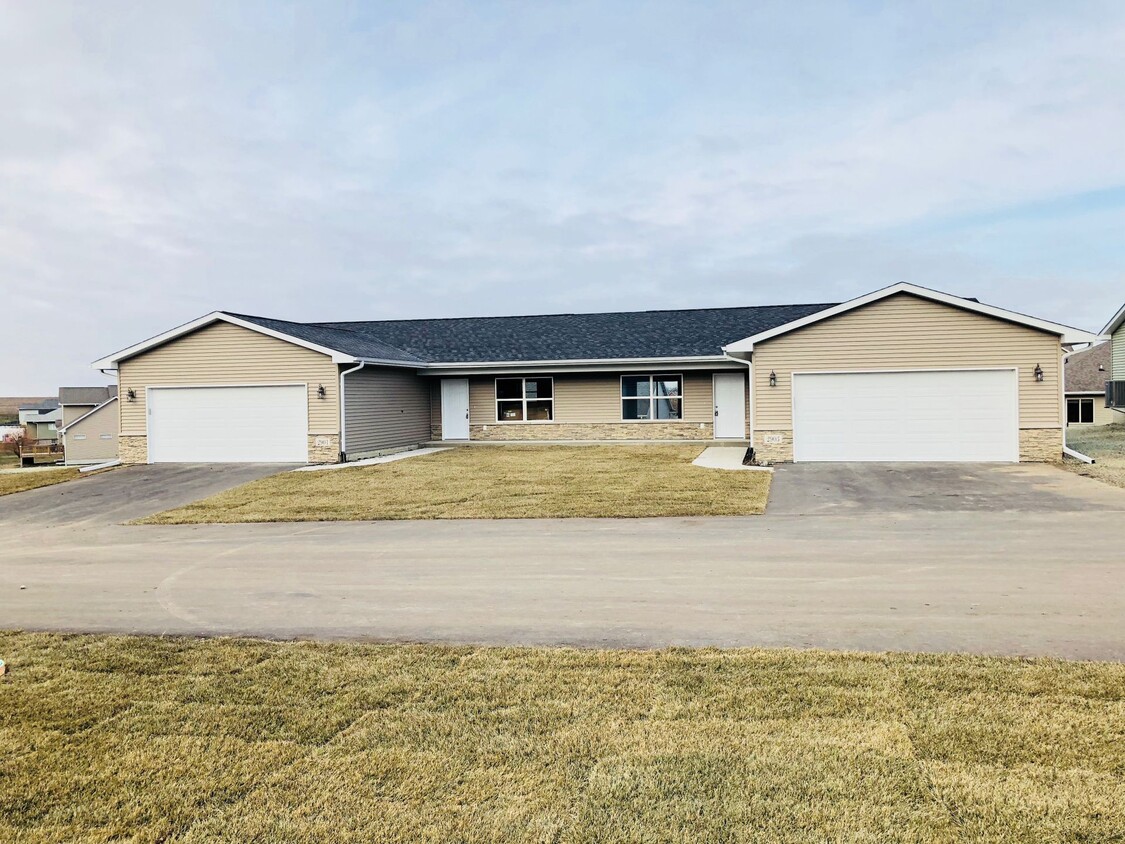 Primary Photo - Modern Elegance Beckons at Summerland Park...