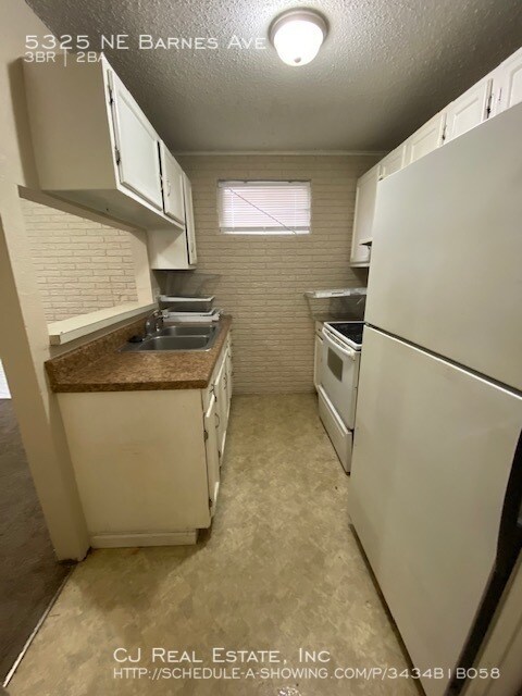 Building Photo - 5325 NE Barnes Ave