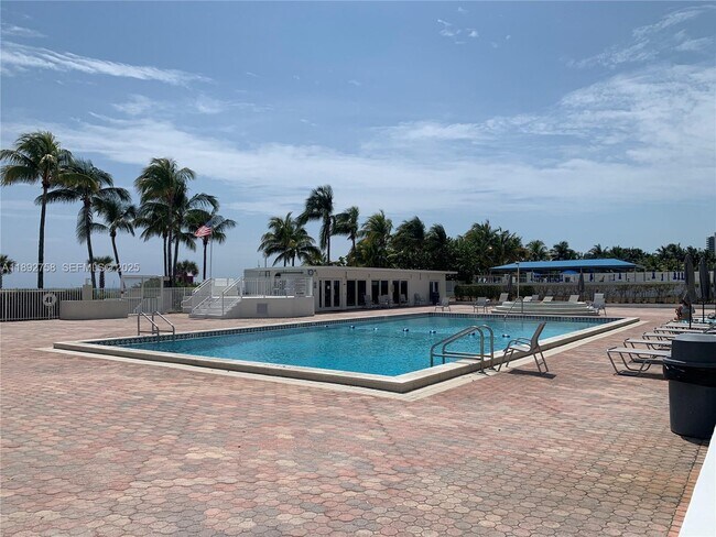 Foto del edificio - 5005 Collins Ave