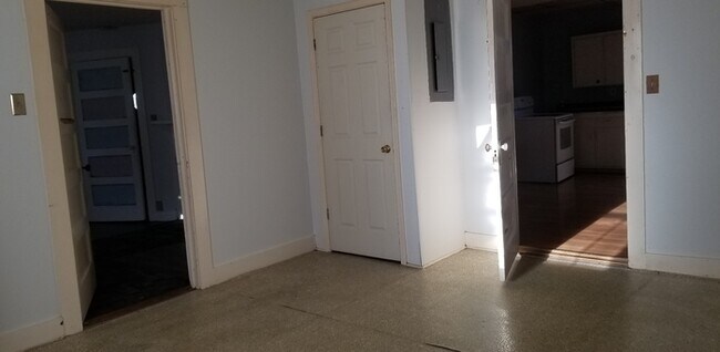 Building Photo - Single Family Home