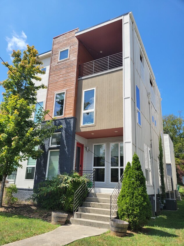 Primary Photo - 3 Story home with 3 separate outdoor livin...