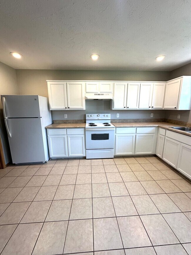Building Photo - S0225-MF1