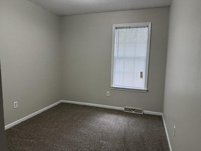 Building Photo - 2105 Live Oak Ln