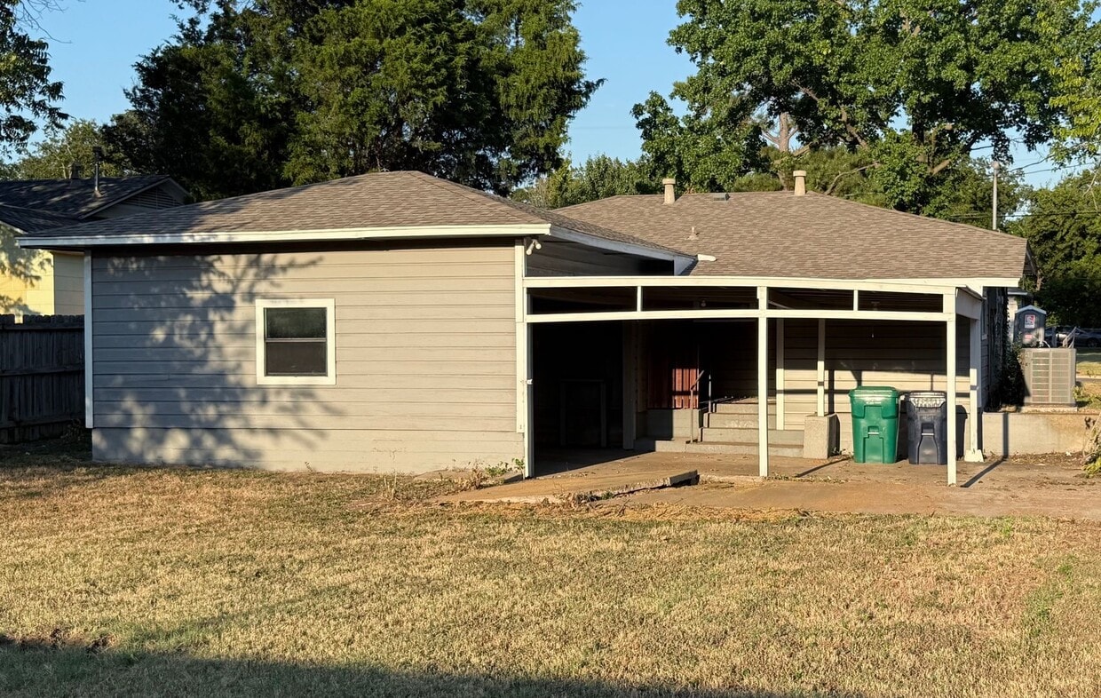 Primary Photo - 3 bed/1 bath, with carport - Interior upda...