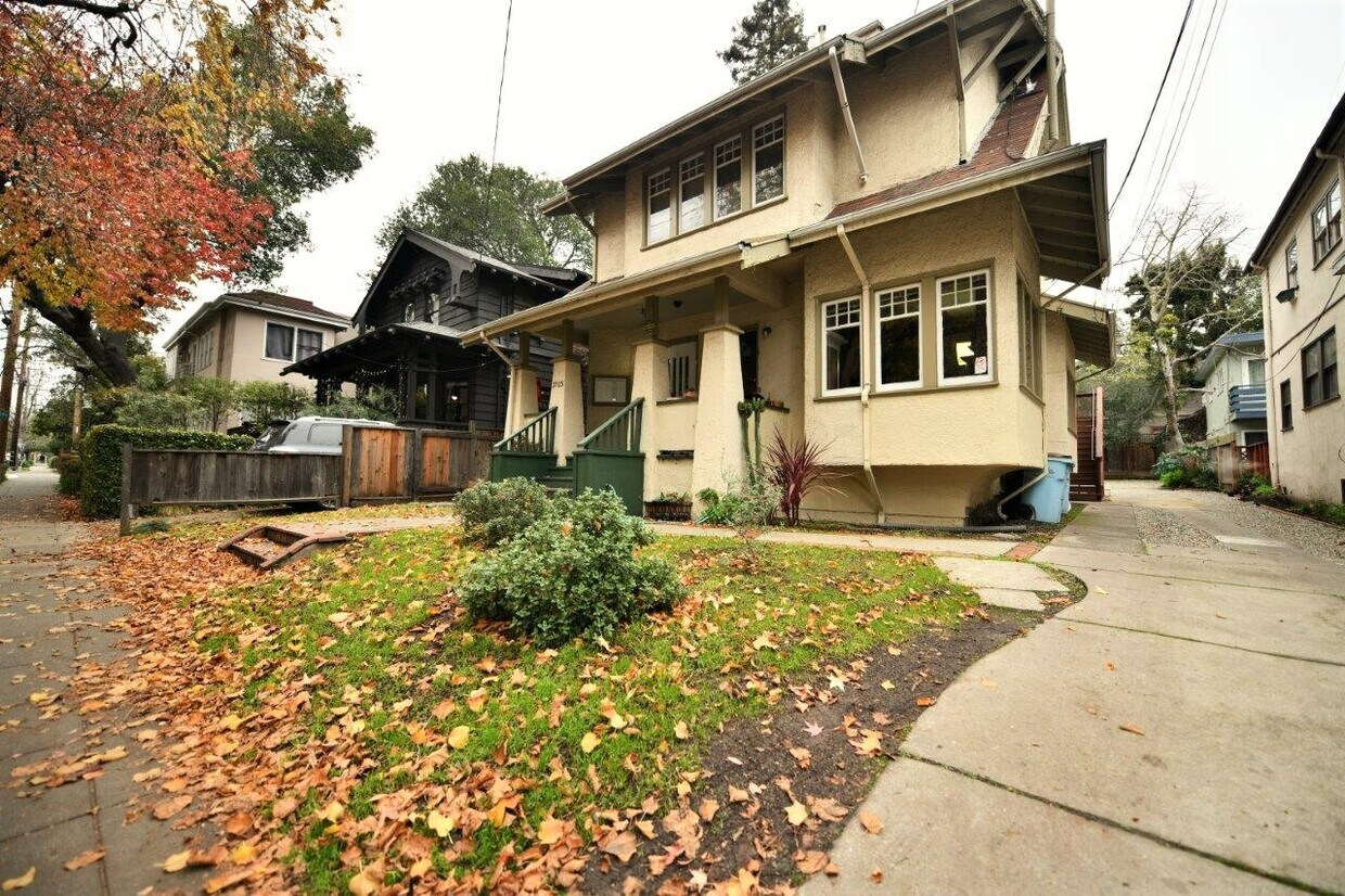 Primary Photo - 3105 College Ave
