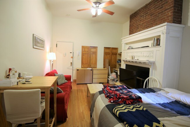 Building Photo - 305 W 92nd St