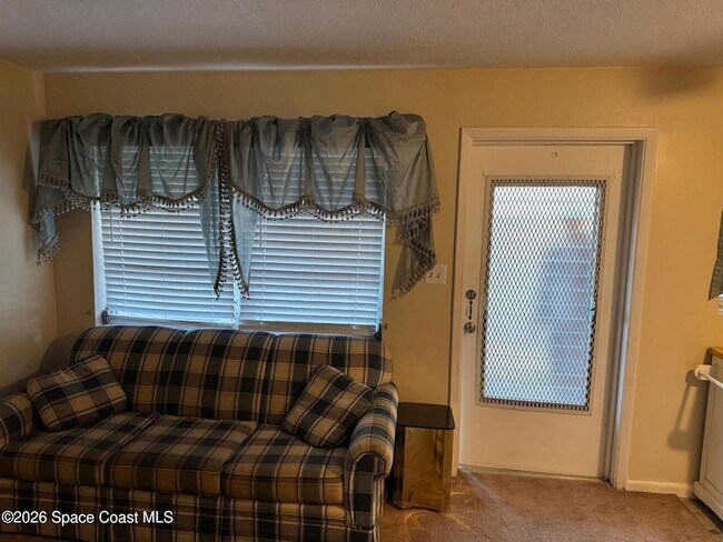 Foto del edificio - 2095 Pineapple Ave