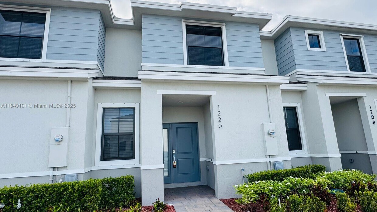 Foto principal - 1220 NE 5th Ct