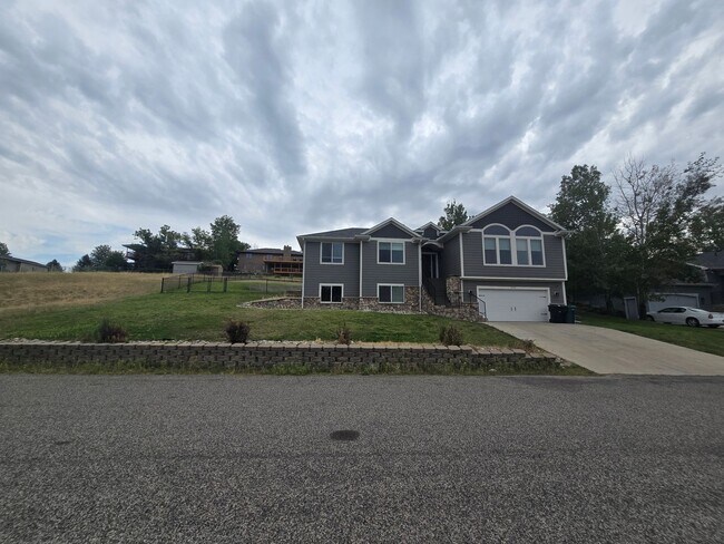 Building Photo - Spacious 5-Bedroom Home in Desirable Briar...