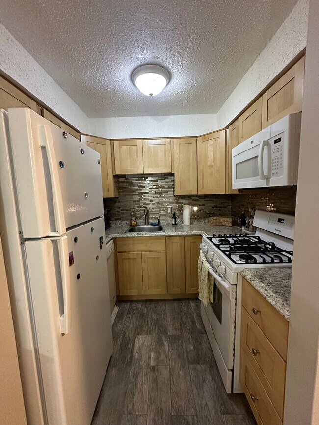 Building Photo - 10 Crescent Dr