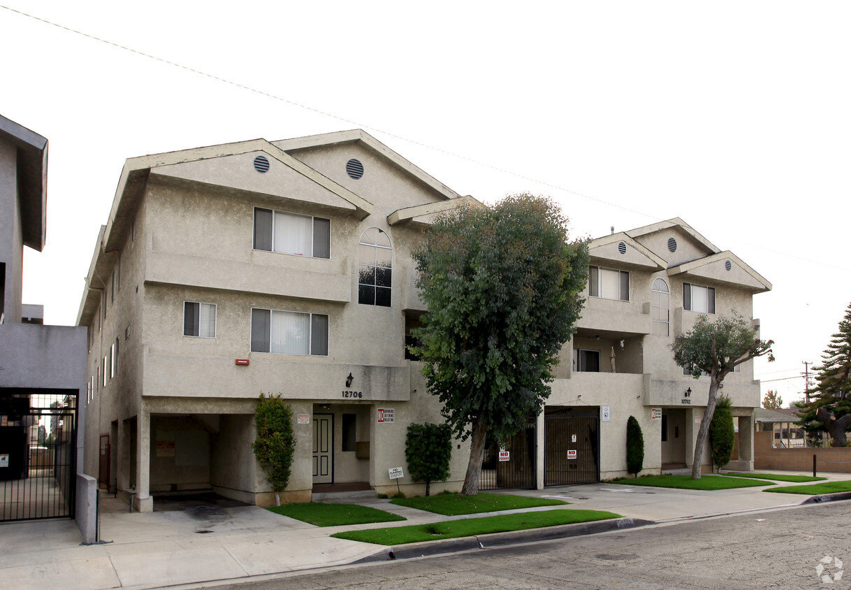 Foto del edificio - 12706-12712 Fonthill Ave