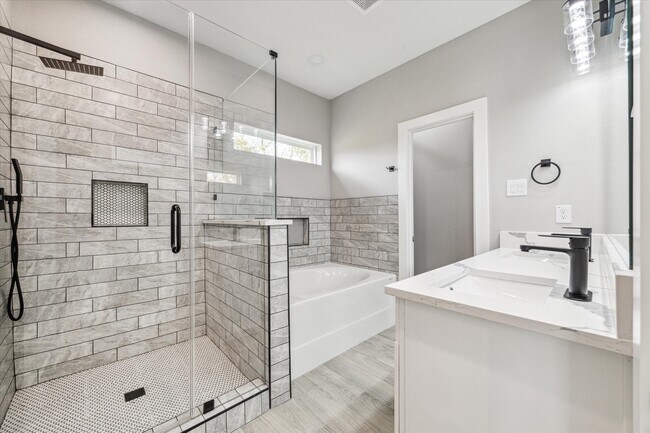 Building Photo - 926 Granville Dr