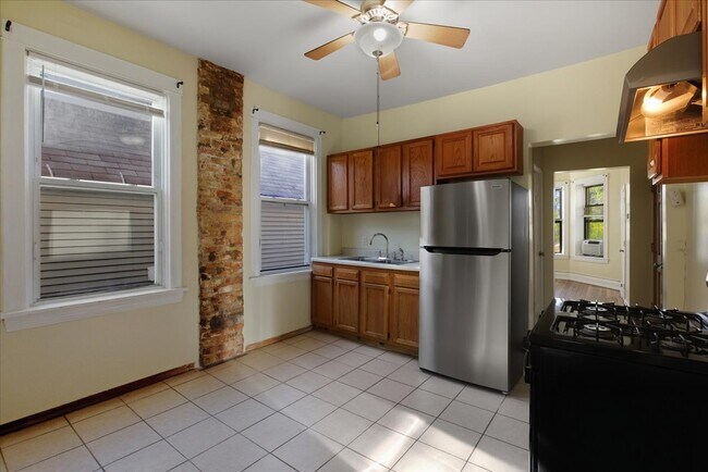 Foto del edificio - 3107 N Bernard St