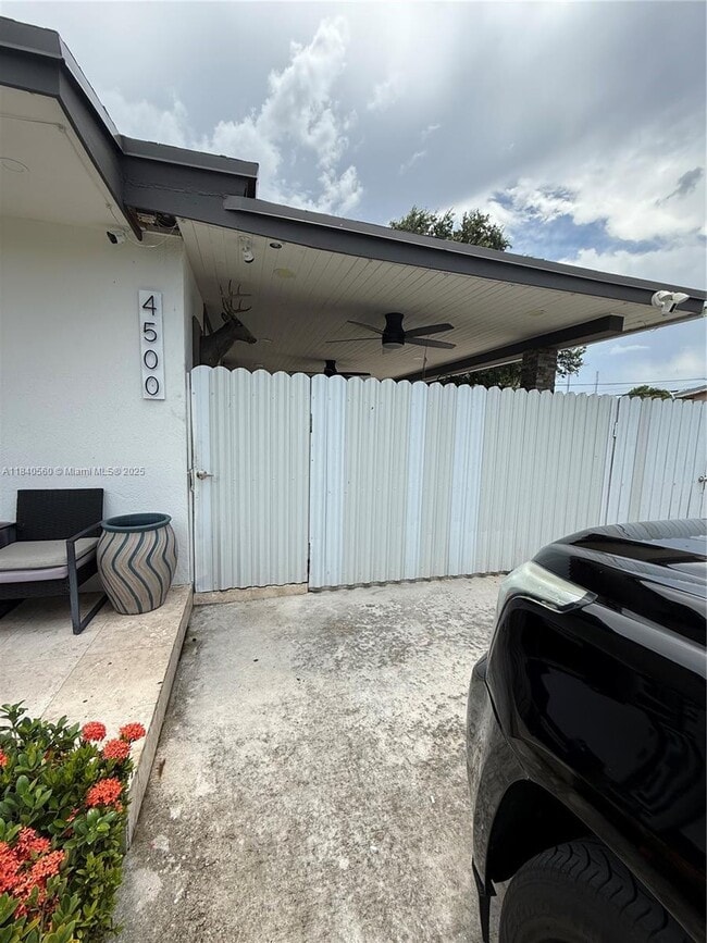 Building Photo - 4500 SW 31st Dr