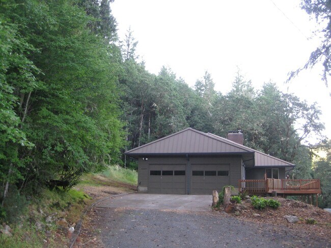 Building Photo - Large Country Home