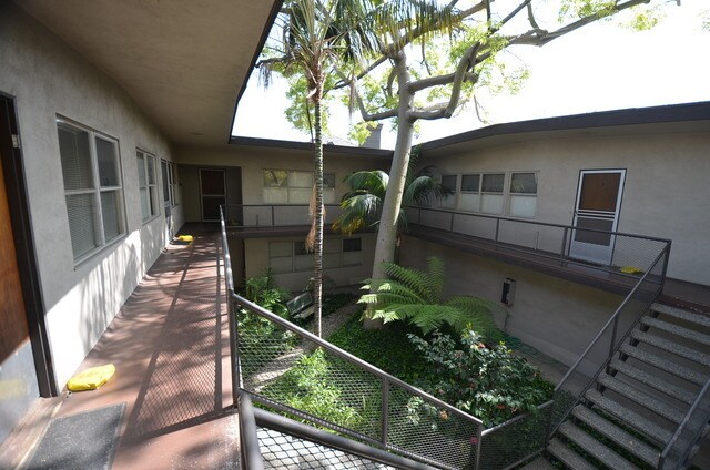 Building Photo - 600 S Oak Knoll Ave